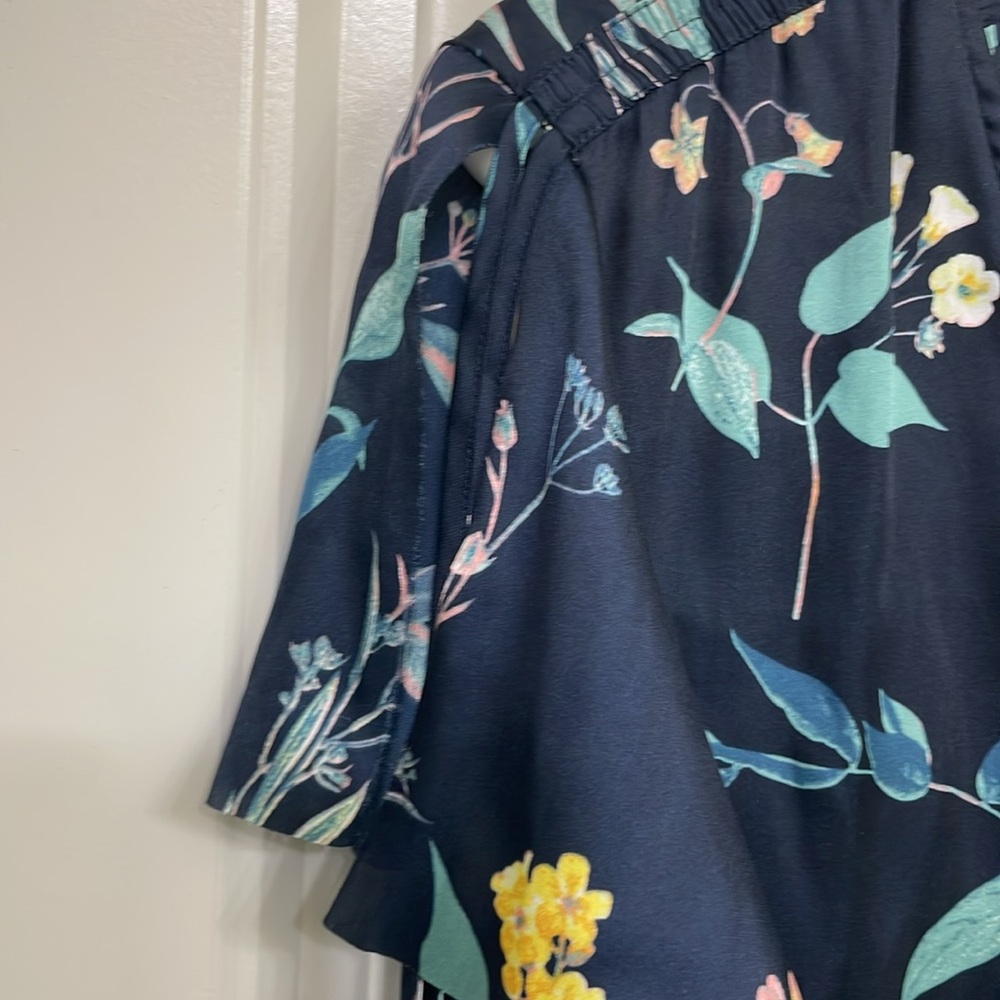 Banana Republic blouse

Navy and floral print

Vneck. Cap sleeve with ti… - Picture 4 of 7